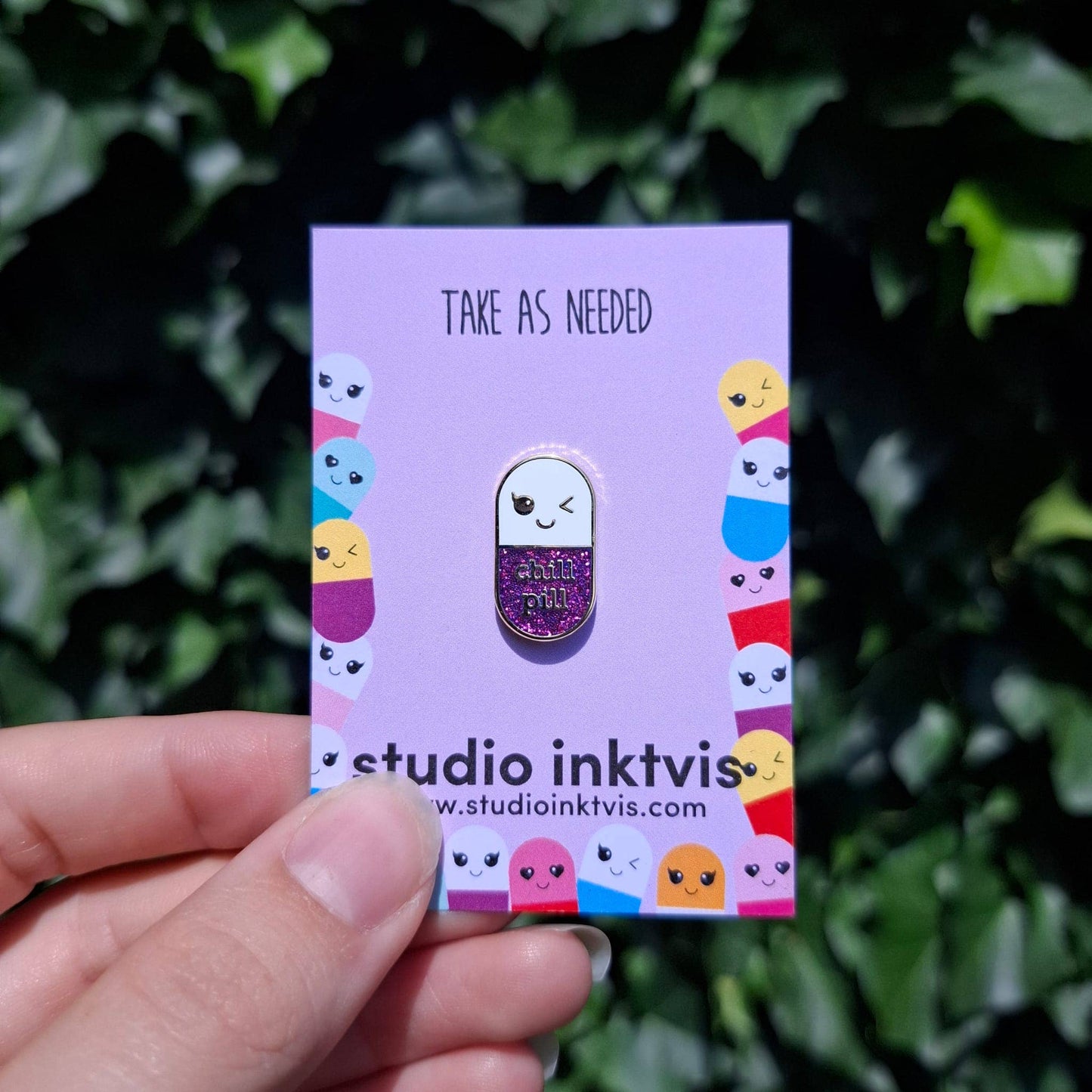 Villem Pin up märk Chill pill lilla glitter Studio Inktvis