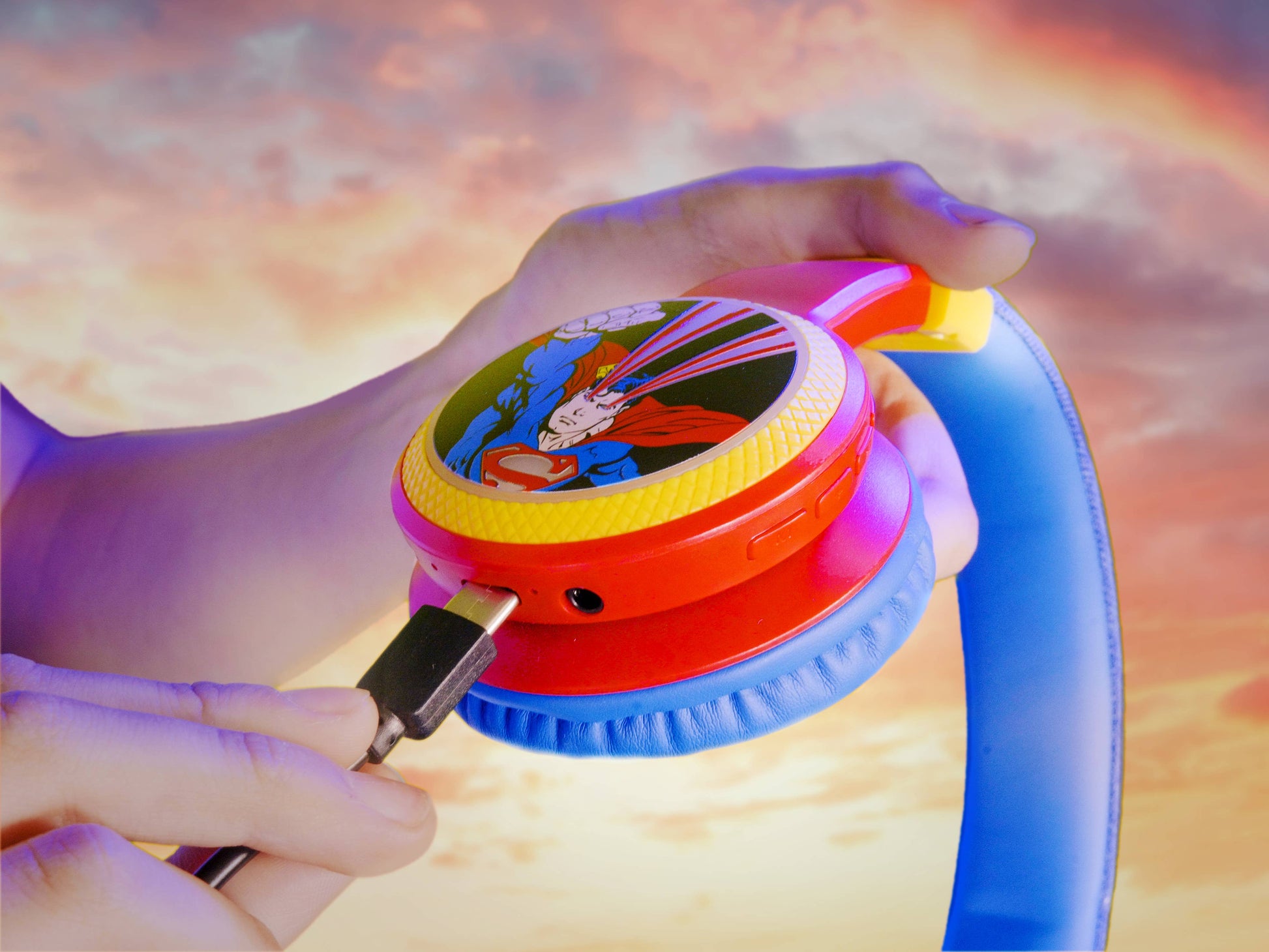 Villem DC Universe - Justice League - Superman - Foldable Light-Up Headphones with Microphone Curiosity Distribution