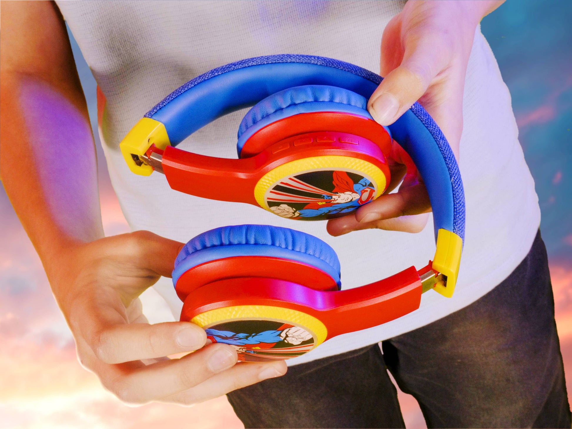 Villem DC Universe - Justice League - Superman - Foldable Light-Up Headphones with Microphone Curiosity Distribution