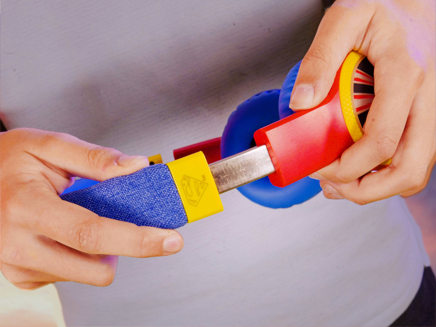 Villem DC Universe - Justice League - Superman - Foldable Light-Up Headphones with Microphone Curiosity Distribution