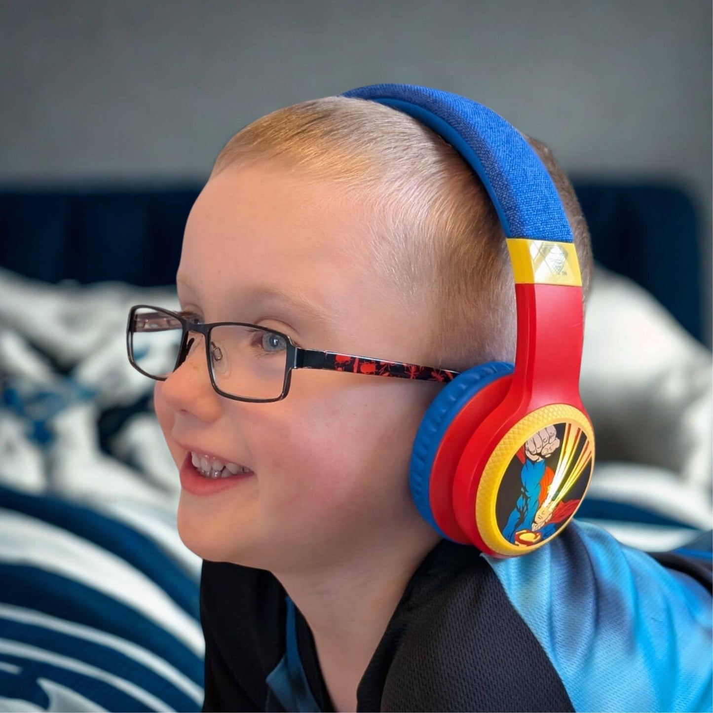 Villem DC Universe - Justice League - Superman - Foldable Light-Up Headphones with Microphone Curiosity Distribution