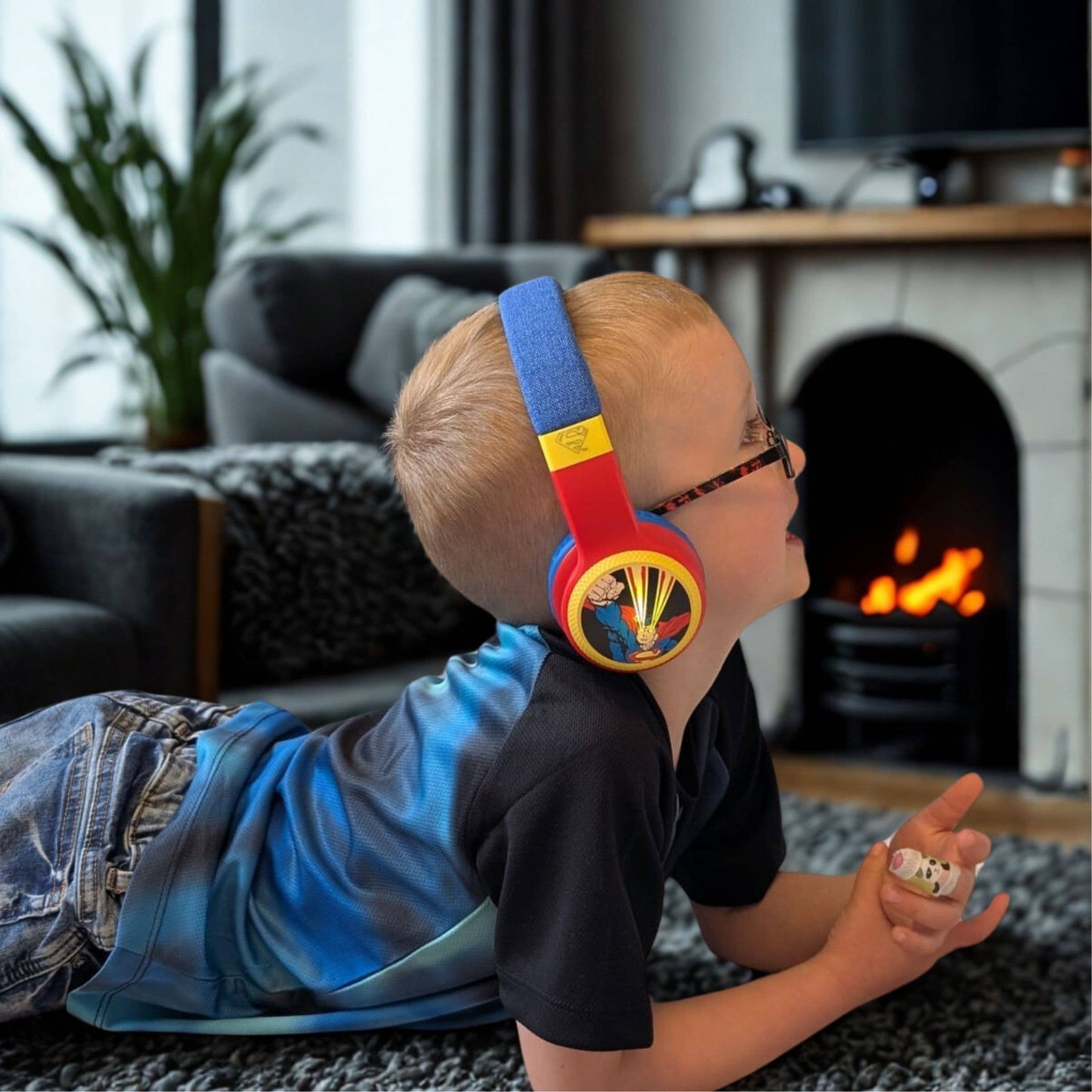 Villem DC Universe - Justice League - Superman - Foldable Light-Up Headphones with Microphone Curiosity Distribution