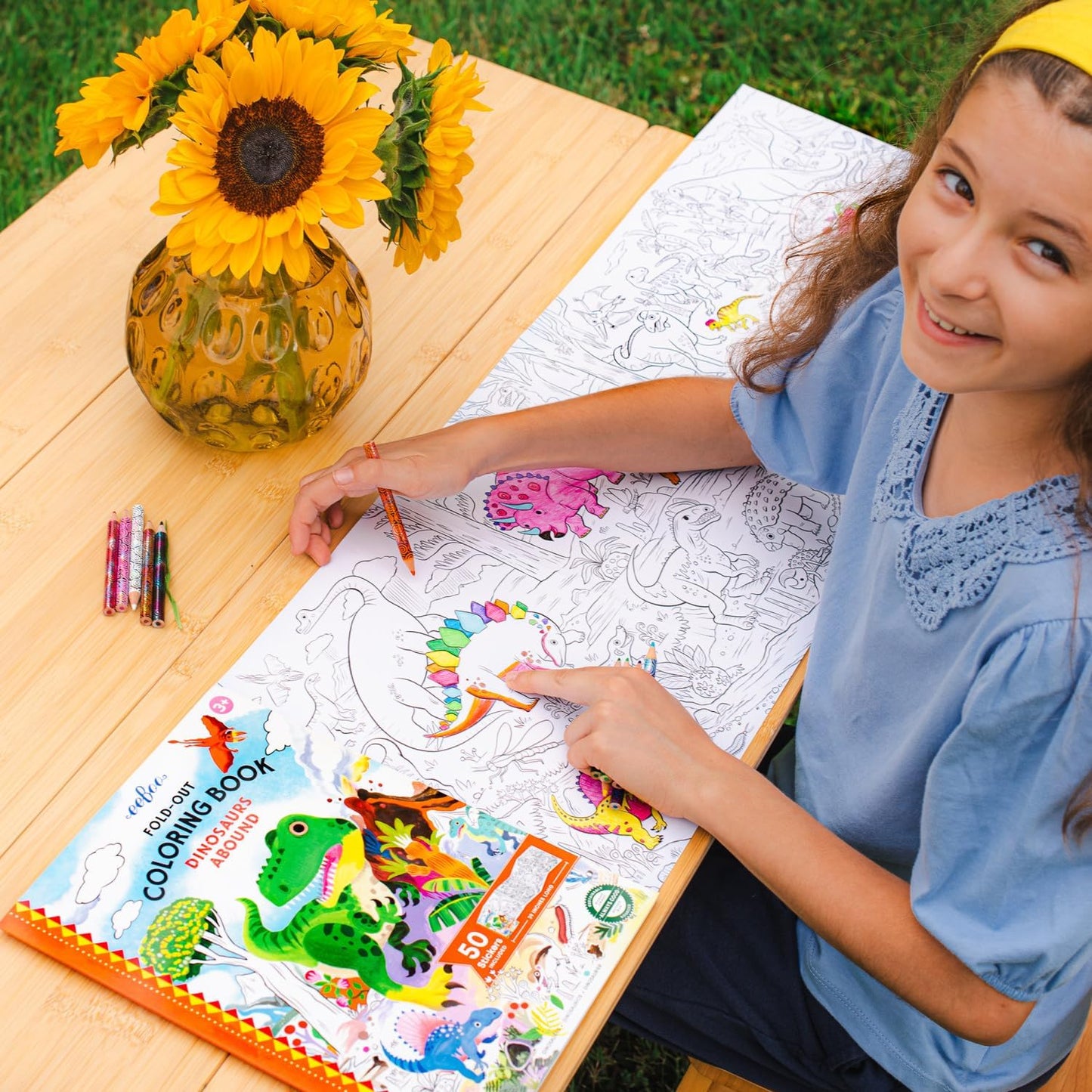 Villem EEBOO Dinosaurs Abound kokkuvoldutav värviraamat + 50 kleepsu EEBOO