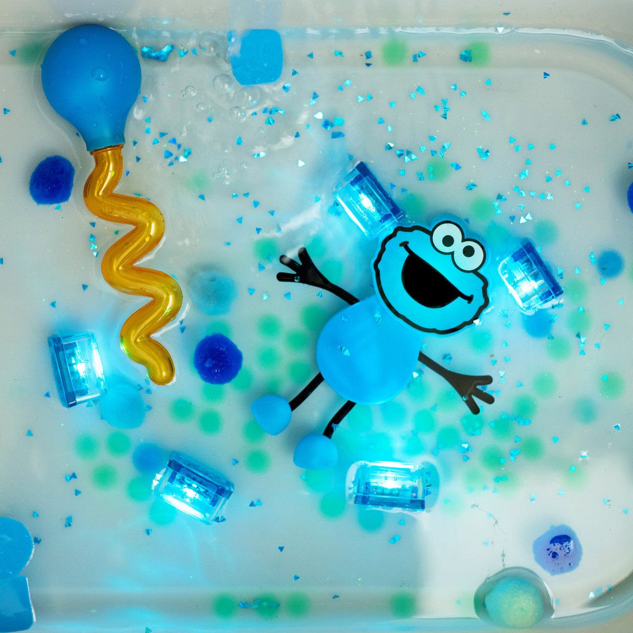 Villem Glo Pals vannitegelane koos valguskuubikutega – Cookie Monster Glo Pals