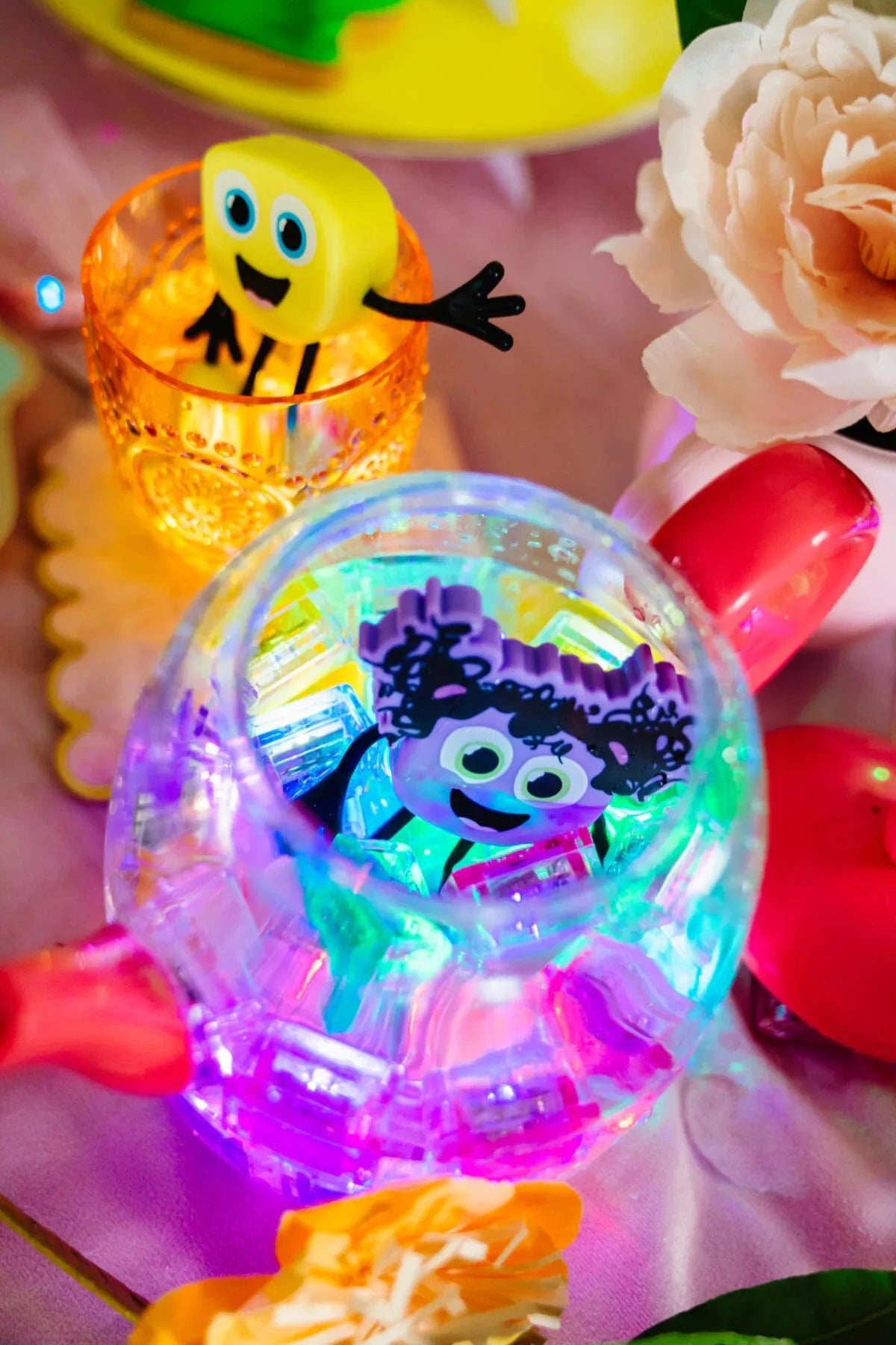 Villem Glo Pals vannitegelane koos valguskuubikutega – Lumi Glo Pals