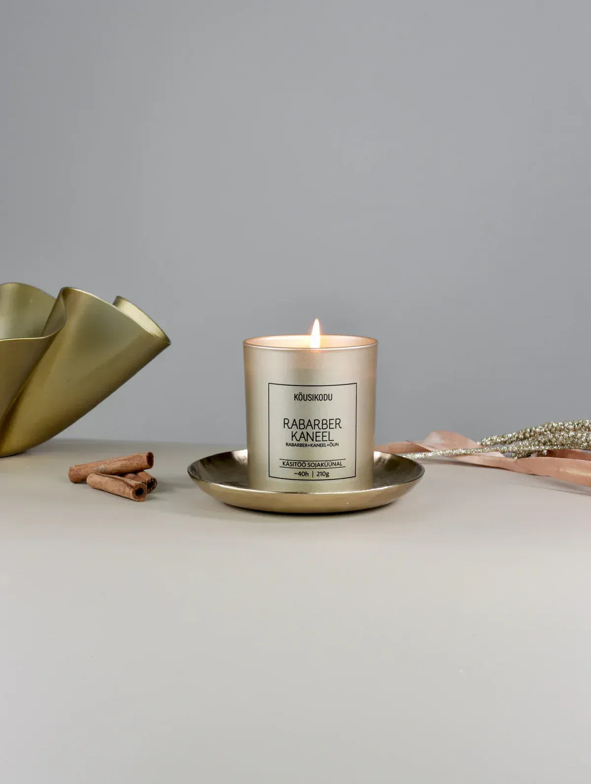 Villem Köusikodu sojaküünal “Rabarber Kaneel" kuldses klaasis Köusikodu