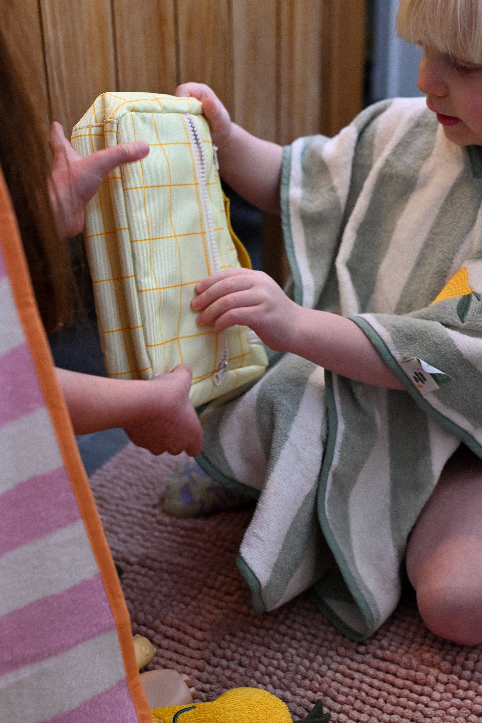 Villem Hooded Poncho Lola Lemon the cotton cloud