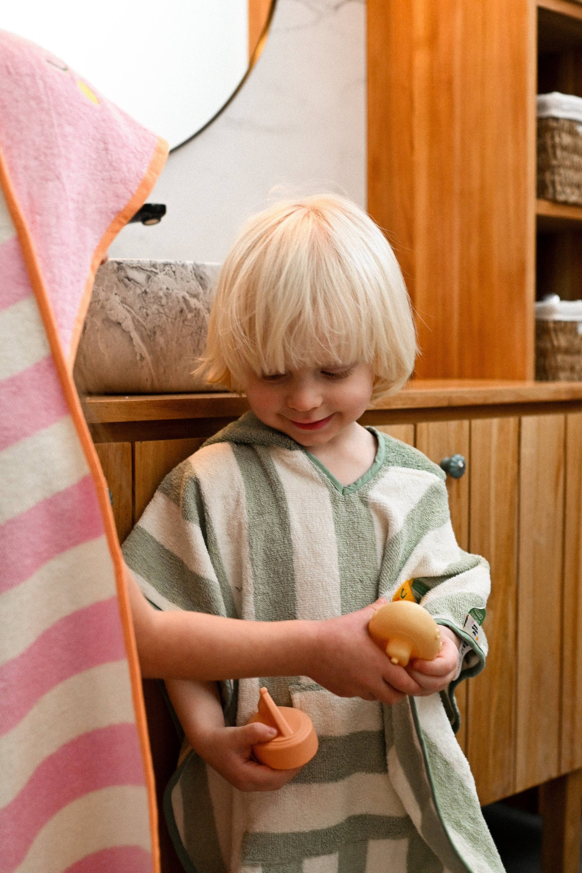 Villem Hooded Poncho Lola Lemon the cotton cloud