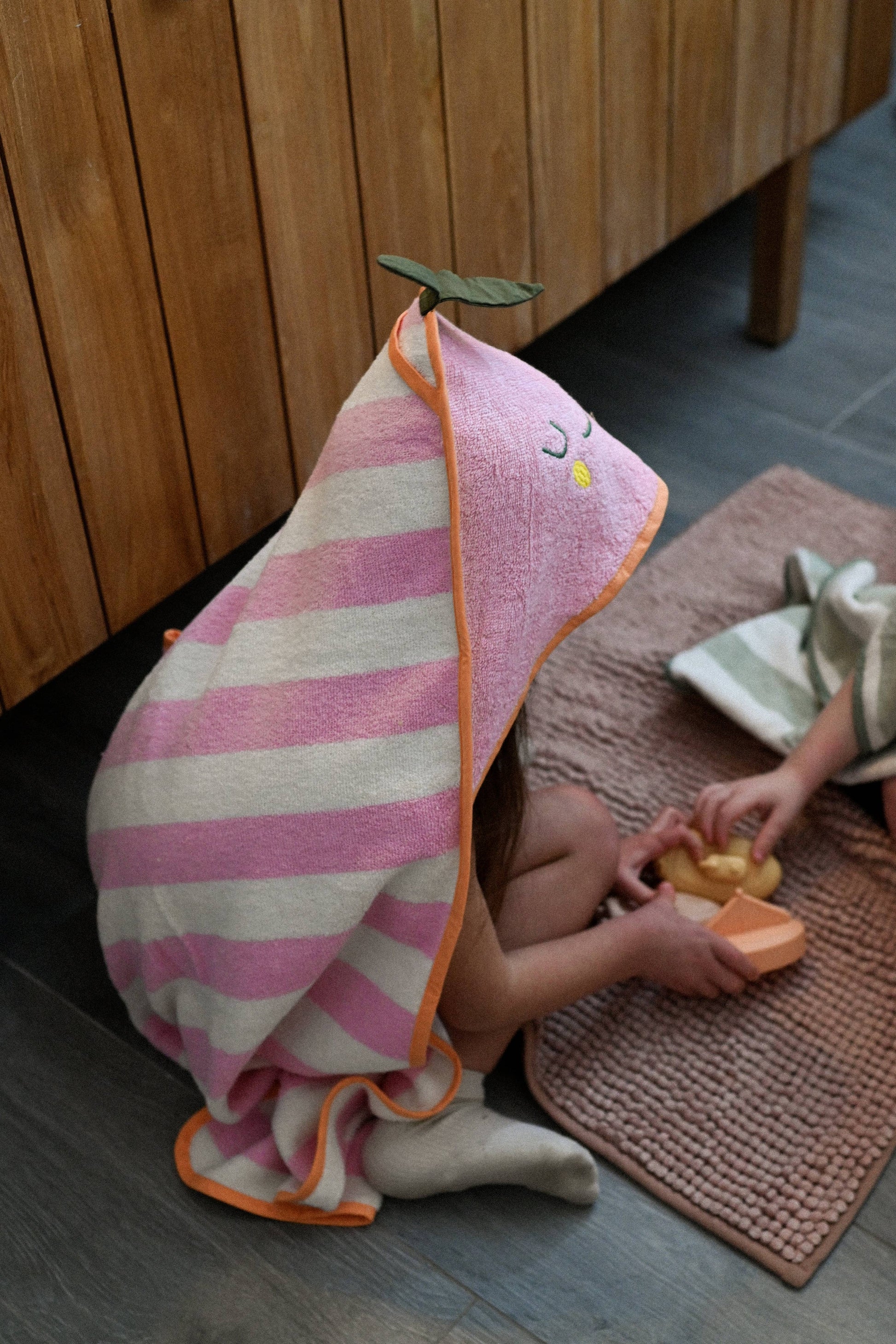 Villem Hooded Towel Mandy Mandarine the cotton cloud