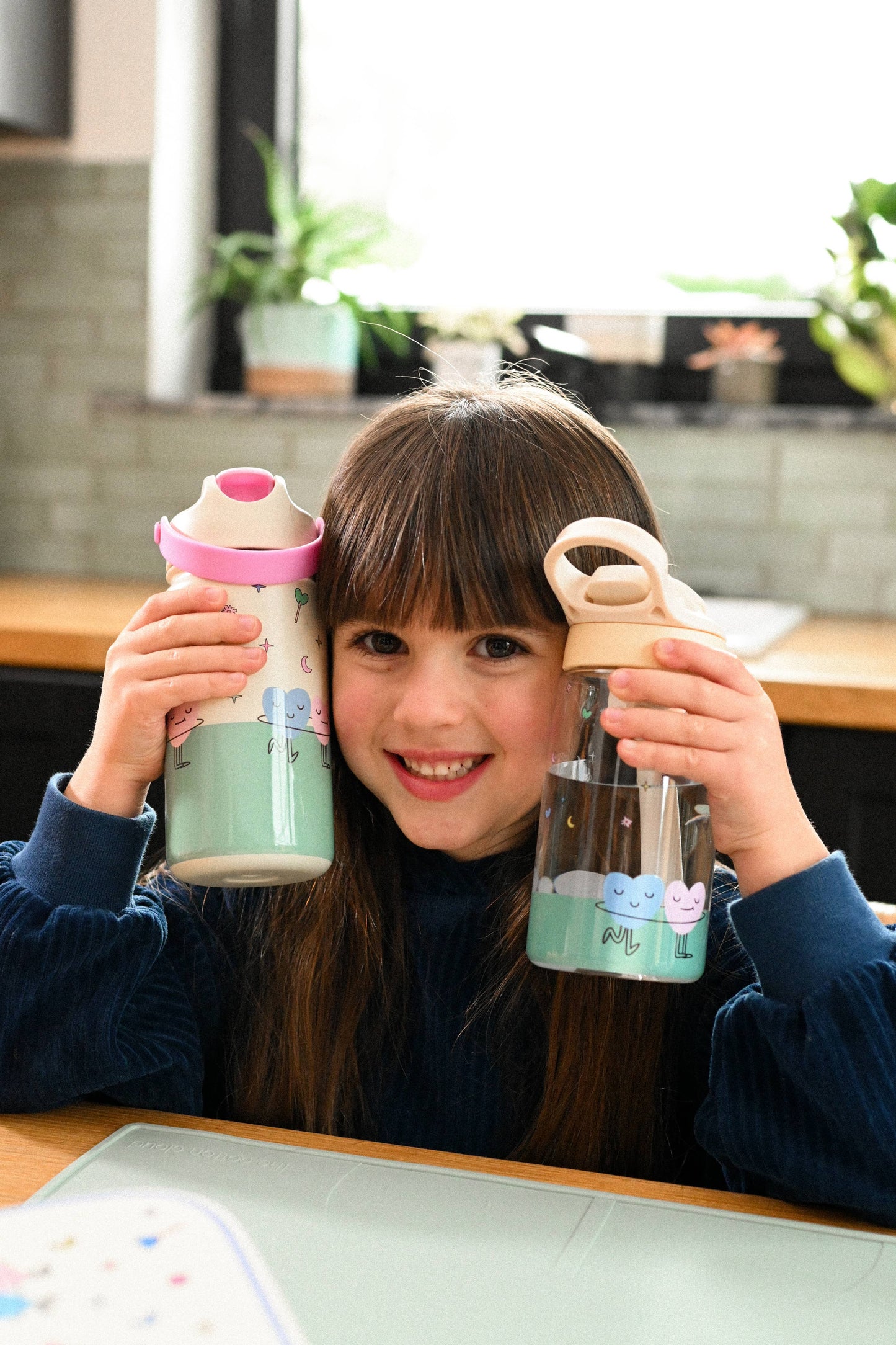 Villem Tritan Kids Water Bottle Dancing Hearts the cotton cloud