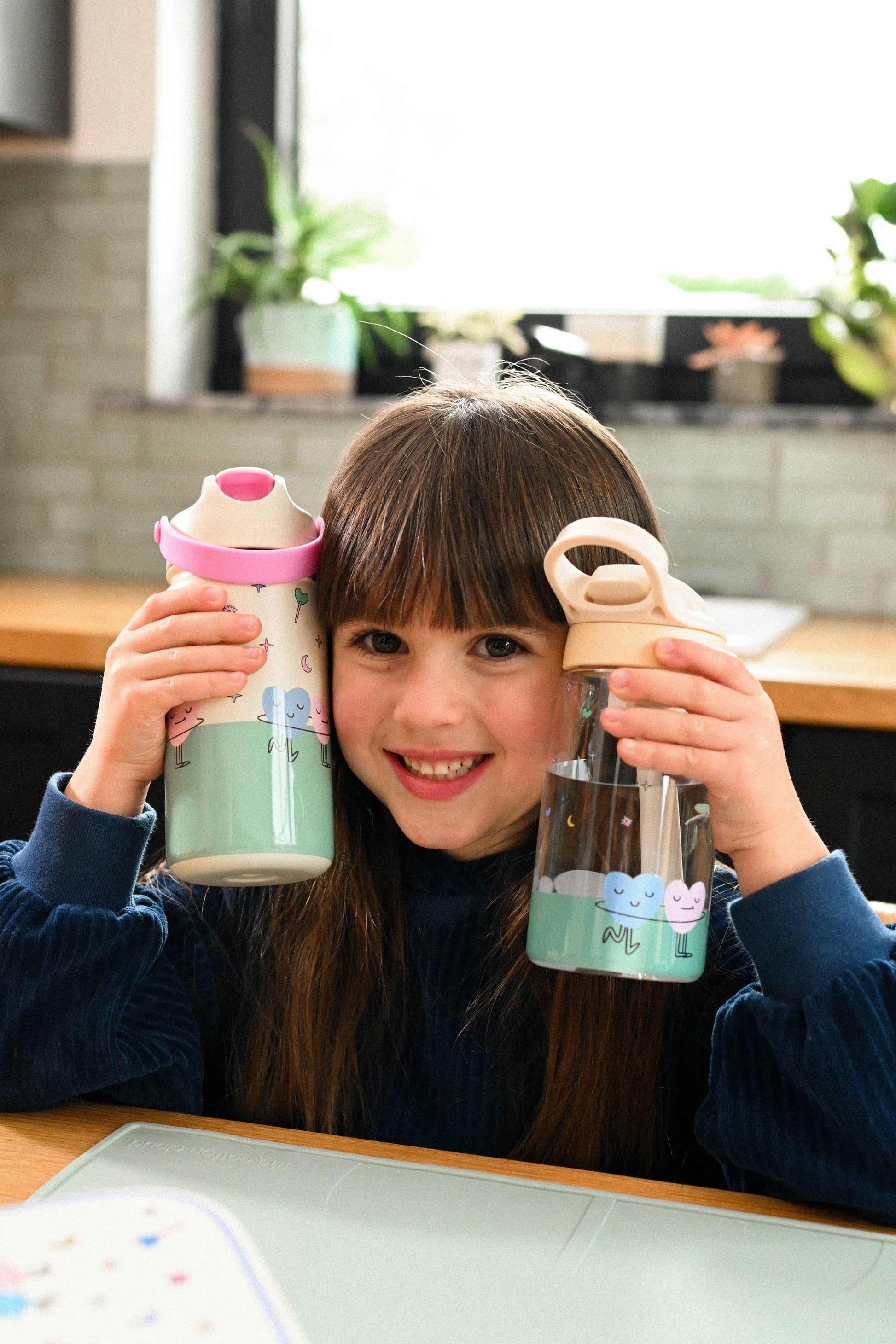 Villem Tritan Kids Water Bottle Dancing Hearts the cotton cloud