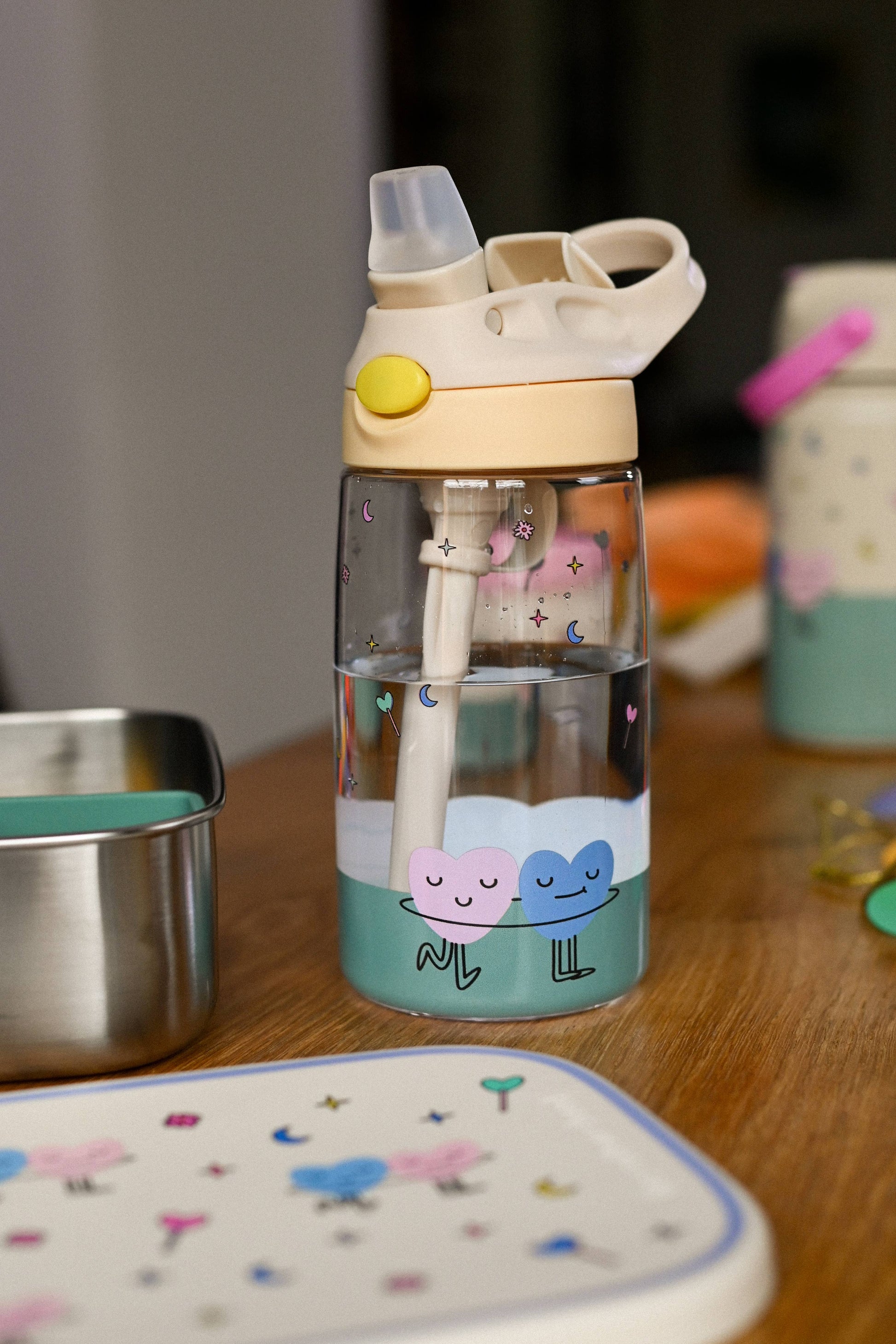Villem Tritan Kids Water Bottle Dancing Hearts the cotton cloud
