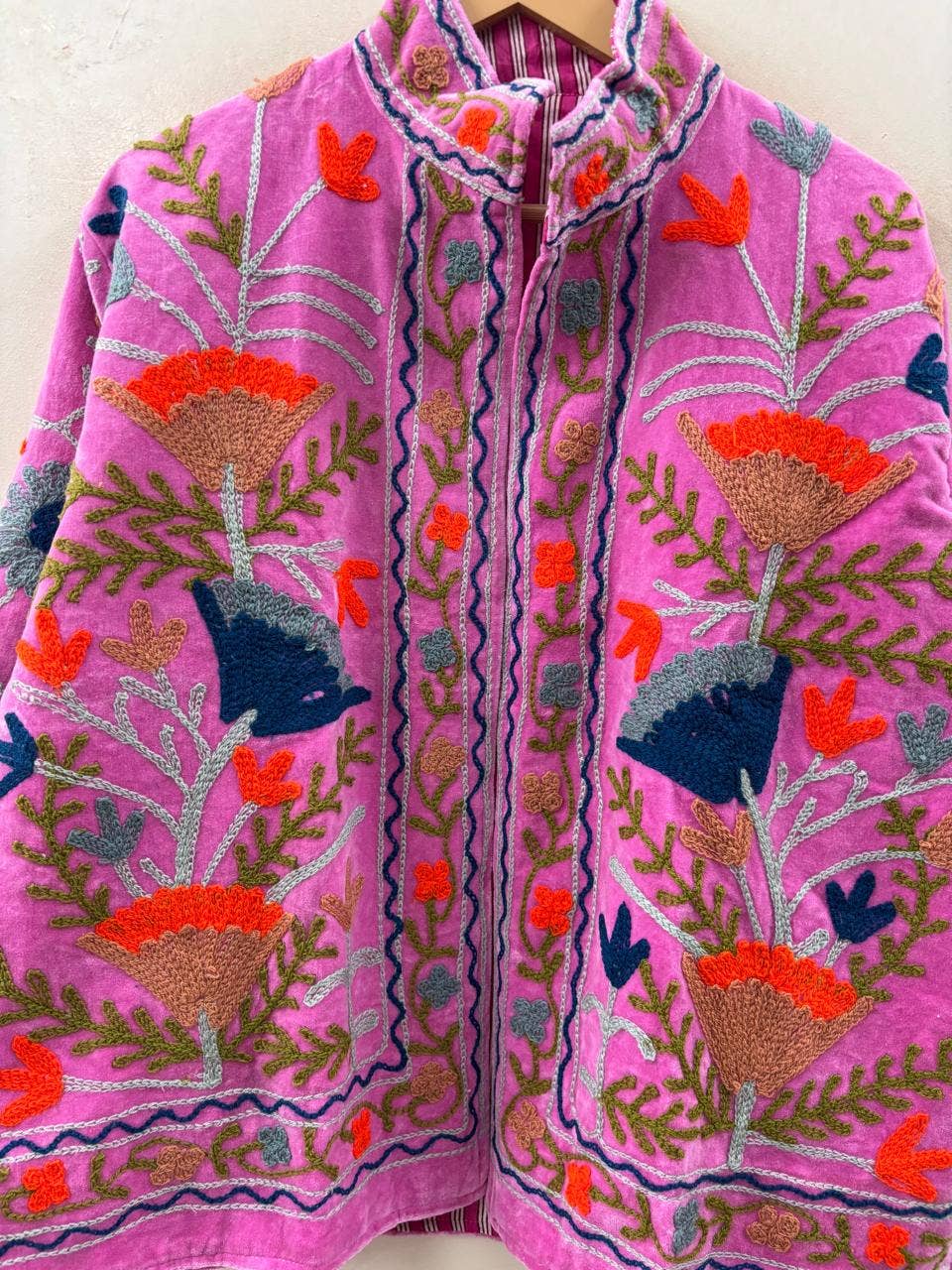Villem The Anaar Bloom | käsitööna tikitud Suzani sametjakk | Orchid Pink with Rust, Sage & Indigo Florals Zoshak