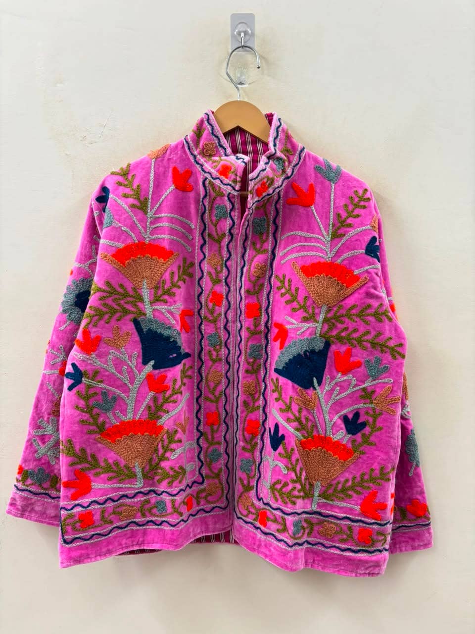 Villem The Anaar Bloom | käsitööna tikitud Suzani sametjakk | Orchid Pink with Rust, Sage & Indigo Florals Zoshak