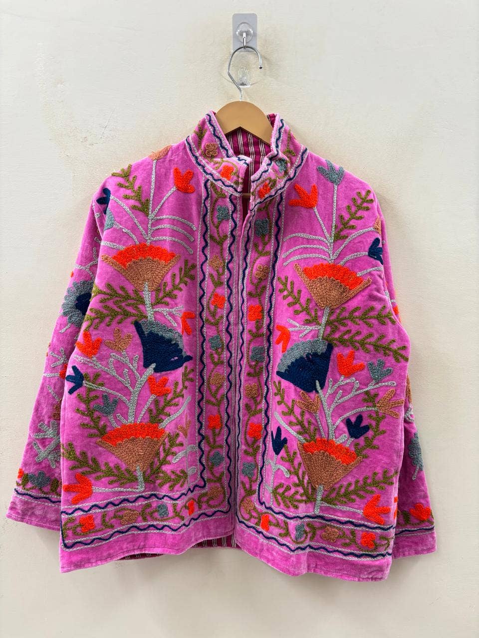Villem The Anaar Bloom | käsitööna tikitud Suzani sametjakk | Orchid Pink with Rust, Sage & Indigo Florals Zoshak