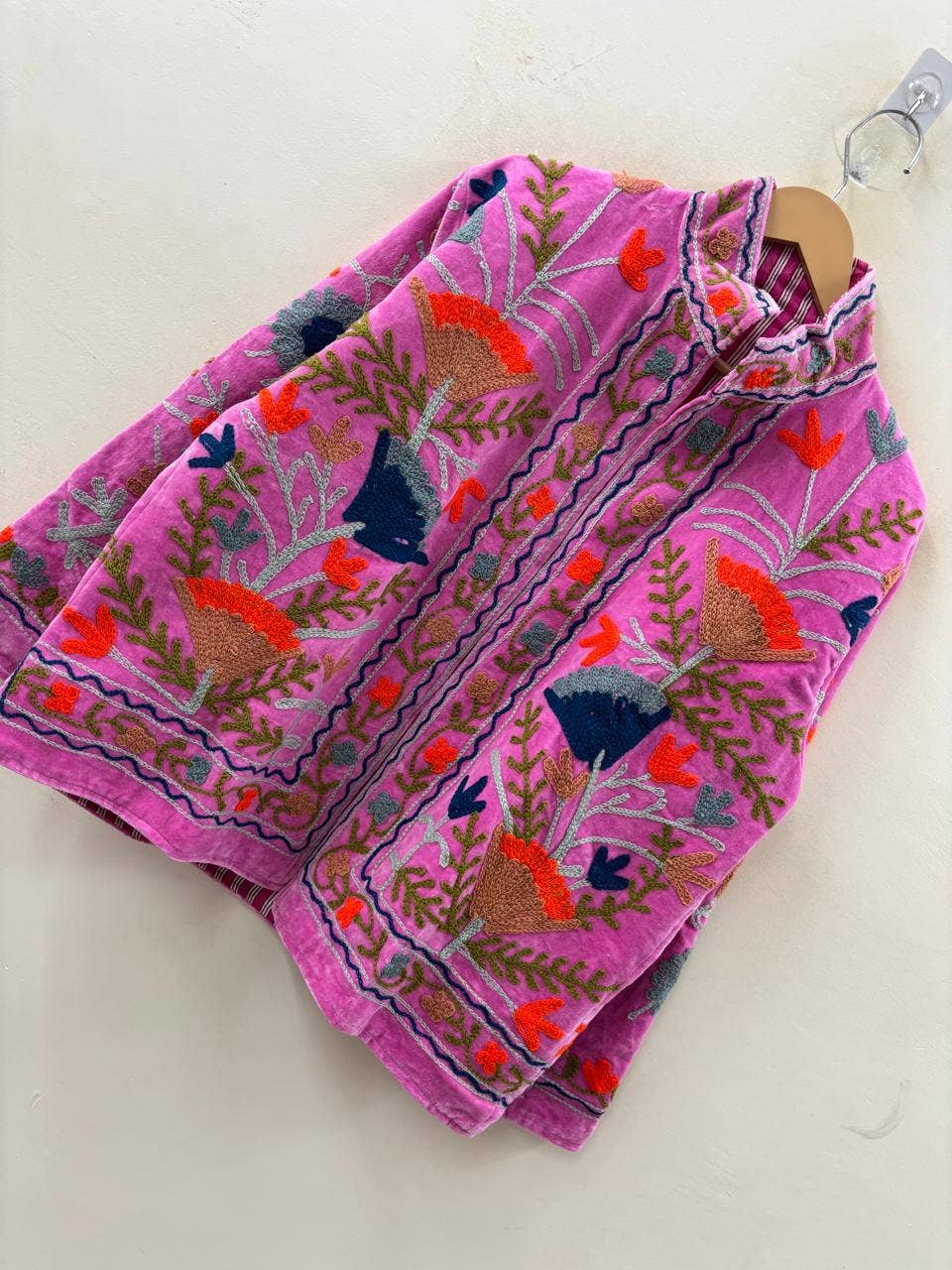 Villem The Anaar Bloom | käsitööna tikitud Suzani sametjakk | Orchid Pink with Rust, Sage & Indigo Florals Zoshak