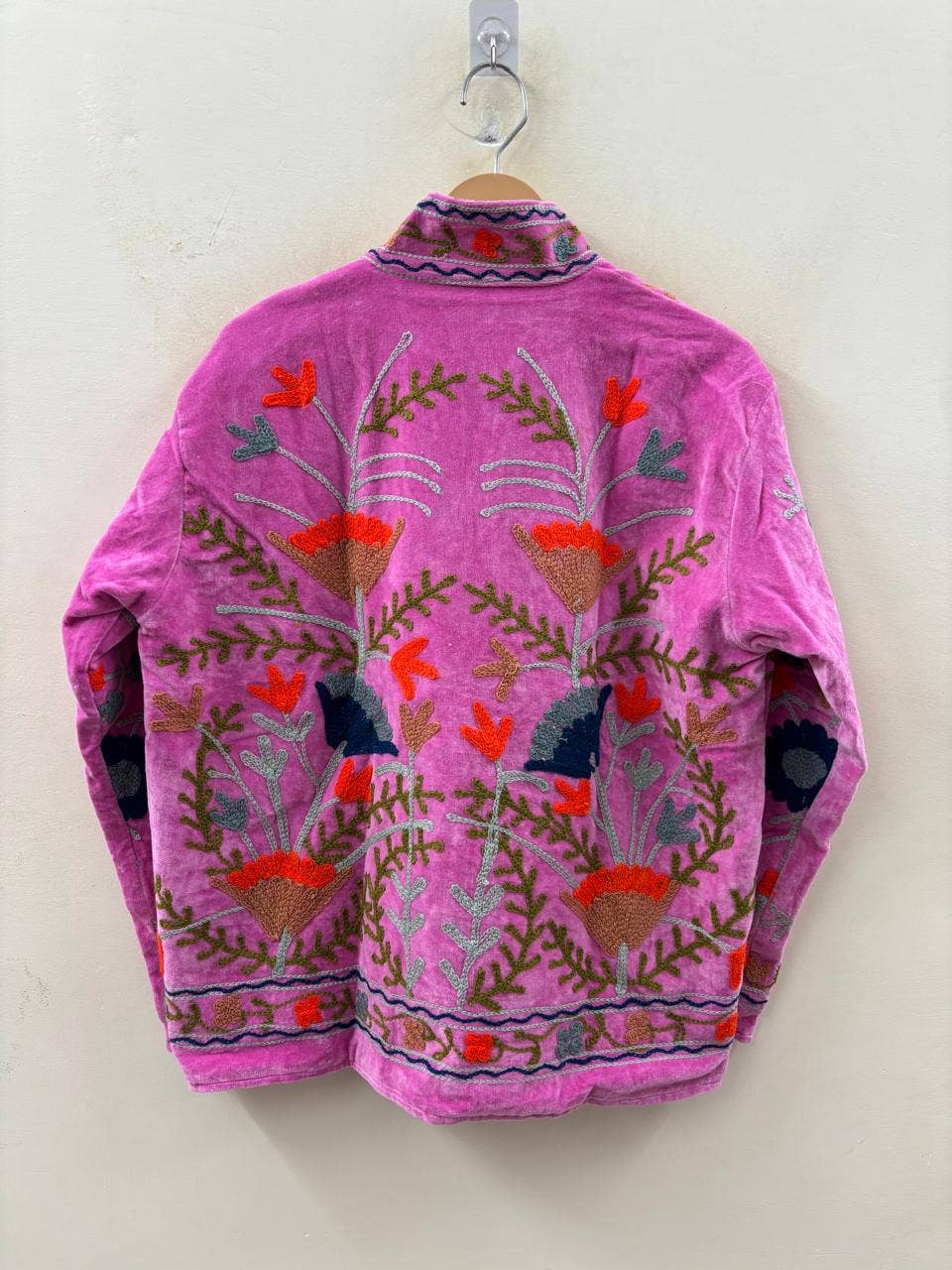Villem The Anaar Bloom | käsitööna tikitud Suzani sametjakk | Orchid Pink with Rust, Sage & Indigo Florals Zoshak