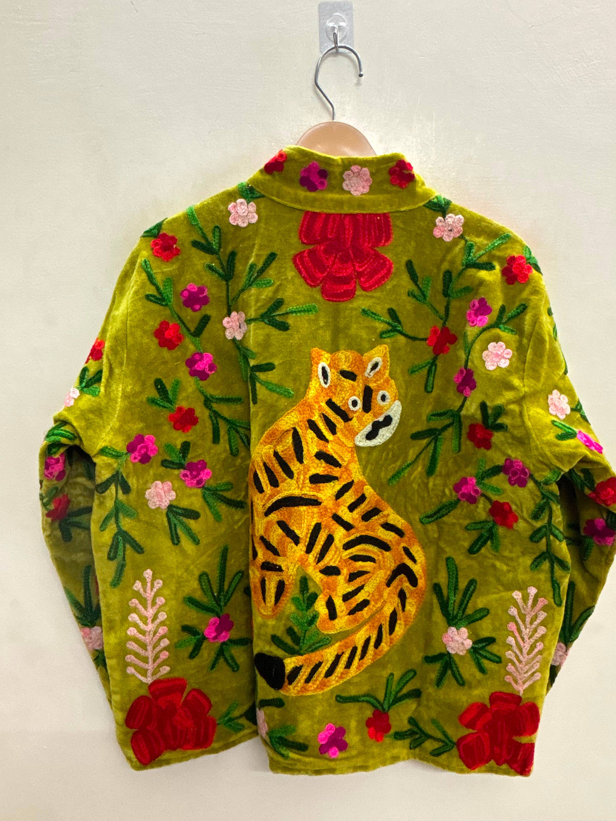 Villem The Bagh Suzani | käsitööna tikitud Suzani sametjakk | Moss Green with Tiger & Marigold Motifs Zoshak