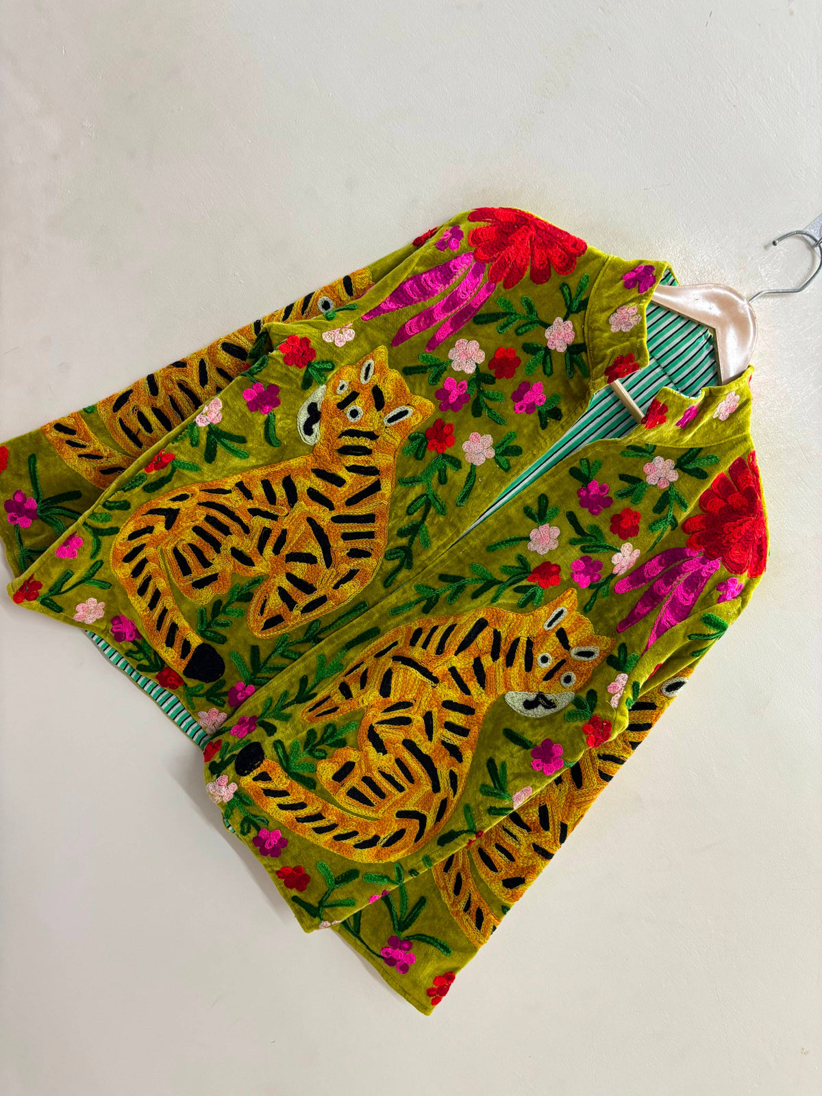 Villem The Bagh Suzani | käsitööna tikitud Suzani sametjakk | Moss Green with Tiger & Marigold Motifs Zoshak