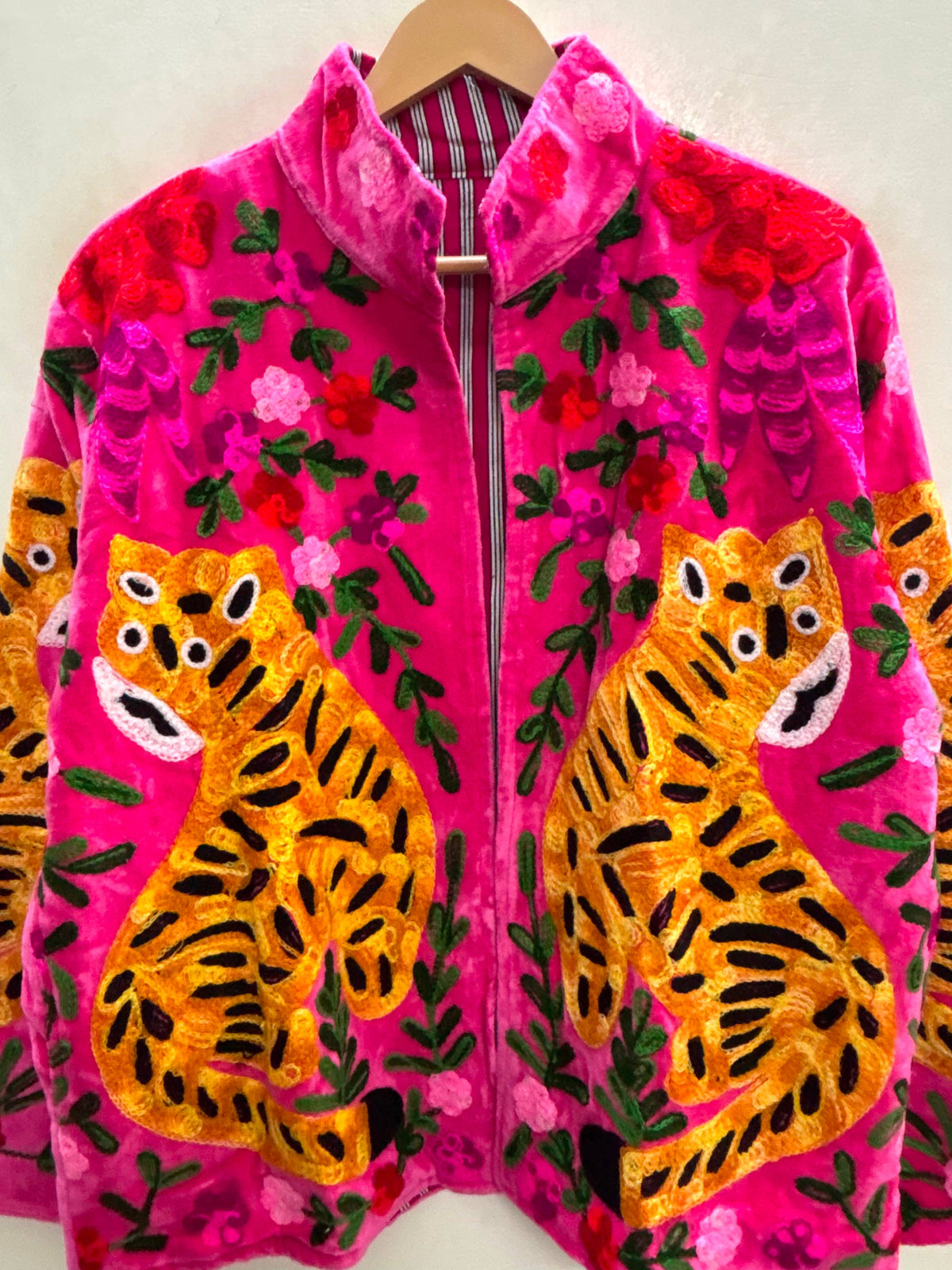 Villem The Bengal Bloom | käsitööna tikitud Suzani sametjakk | Fuchsia Pink with Amber Tiger Zoshak