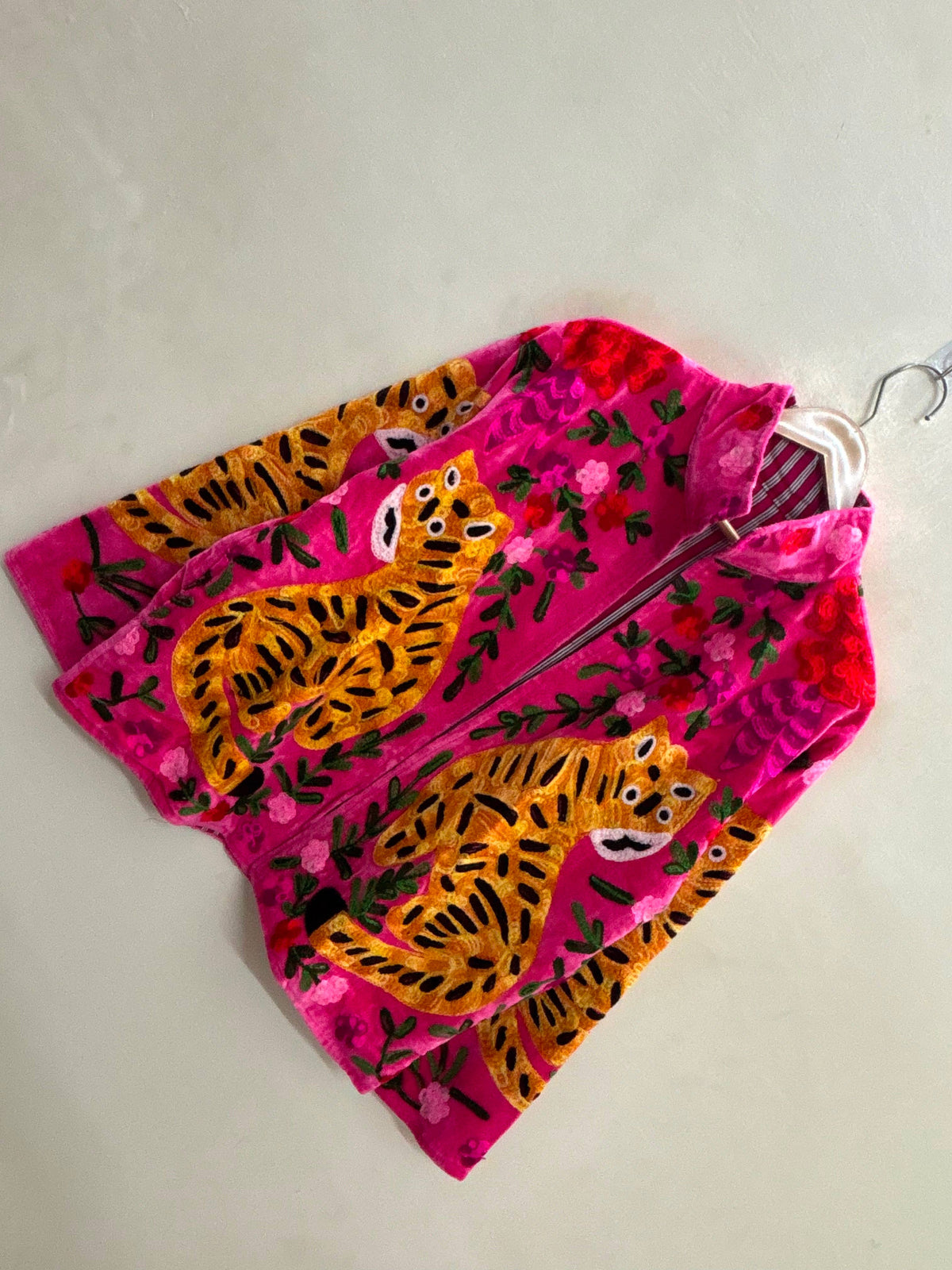 Villem The Bengal Bloom | käsitööna tikitud Suzani sametjakk | Fuchsia Pink with Amber Tiger Zoshak