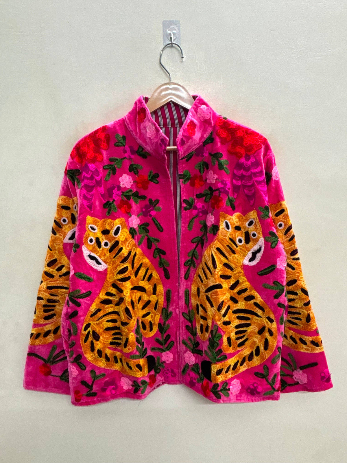 Villem The Bengal Bloom | käsitööna tikitud Suzani sametjakk | Fuchsia Pink with Amber Tiger Zoshak