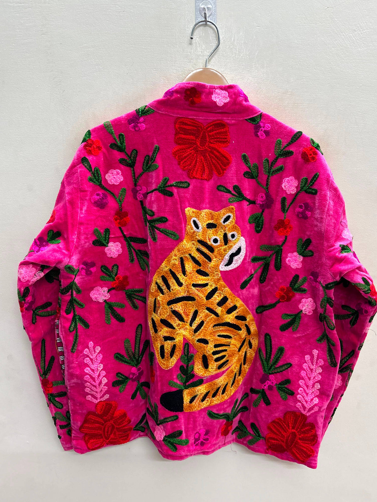 Villem The Bengal Bloom | käsitööna tikitud Suzani sametjakk | Fuchsia Pink with Amber Tiger Zoshak