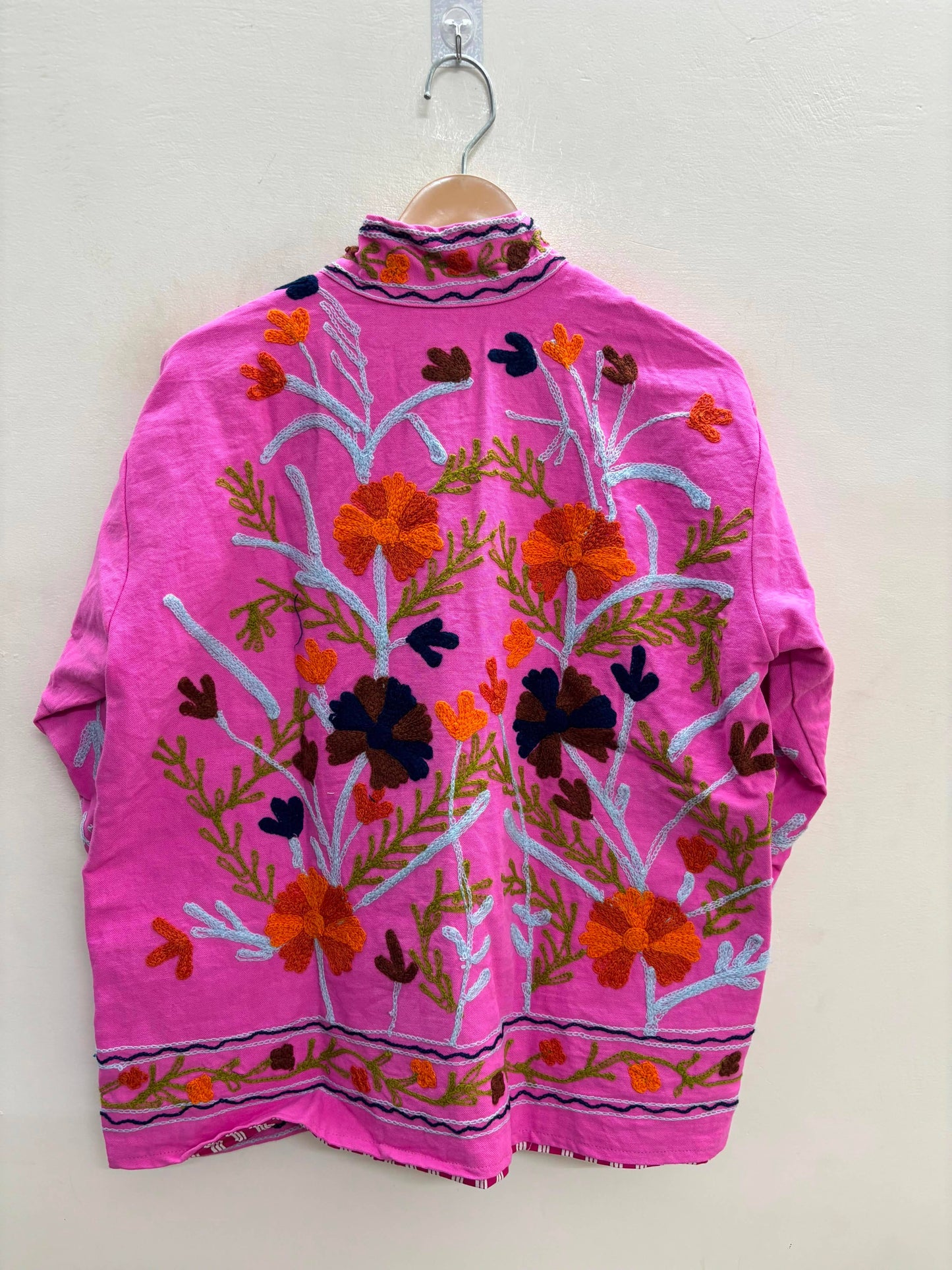 Villem The Marigold Bloom | käsitööna tikitud Suzani puuvillane jakk | Fuchsia Pink Zoshak